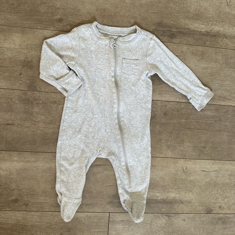 Old navy 3-6 months baby zip footies sleep and play
Guc